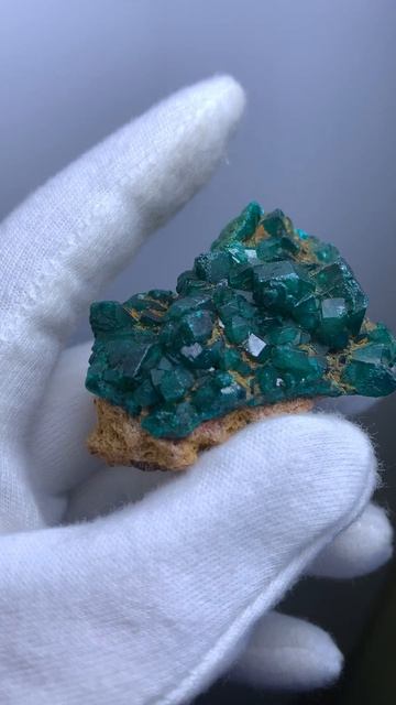 Диоптаз камень из Конго