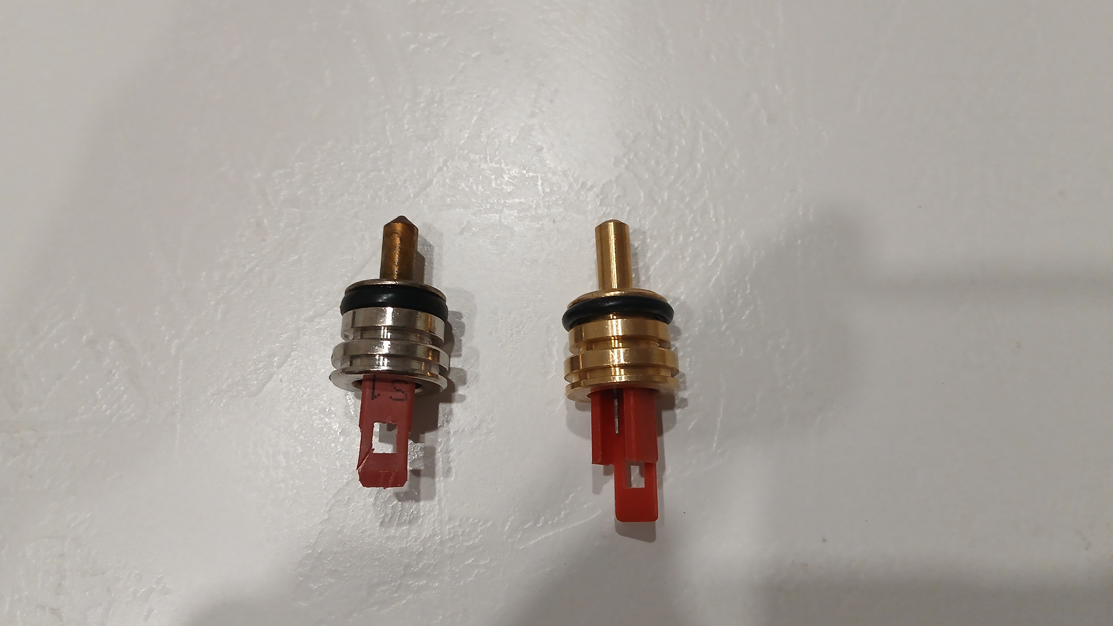 Показываю как выглядит датчик температуры ГВС с котла Baxi Eco Home 24F после 8 лет эксплуатации смотреть онлайн