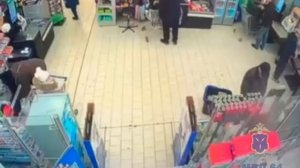 Саратовец вывез в магазинной тележке из гипермаркета автомобильные колеса, фонарь и тепловентилятор