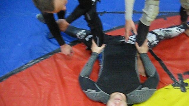 2017 год. Растяжка в тройках от Андрея Болтяна для улучшения поперечного шпагата.