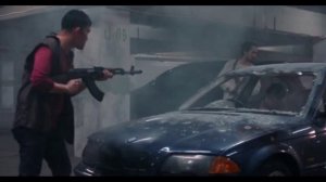 жертвует собой ради спасения девочки.