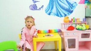 Майя ловит насекомых дома — весёлые приключения для детей!