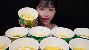 🔥🍲 Мукбанг и Mukbang : 9 ЧАШЕК ОСТРОГО РАМЕНА! 🍜 Девушка и гигантская порция