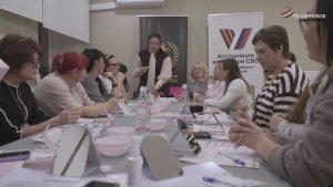 В серпуховском Едином центре провели мастер-класс красоты ко Дню матери