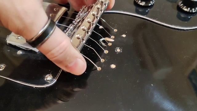 Как на электрогитаре с хардтейлом поправить положение бриджа, если он стоит не на месте. смотреть онлайн
