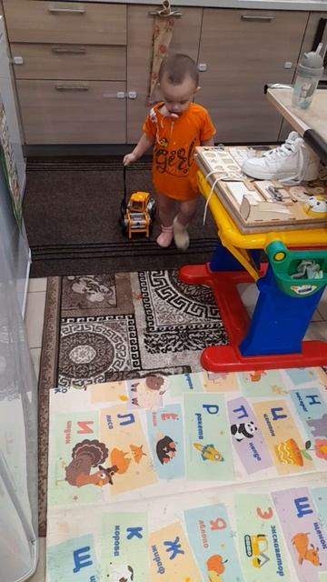 17 мес.11 дн.Катает машинку Машулька.(2 янв.2024).mp4