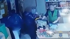 В Саратове школьник дерзко украл коньяк на глазах у кассира