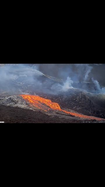 Лавовая река течёт 21 ноября на вулкане Килауэа, штат Гавайи, США