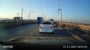 Астраханские водители сами останавливают фуры на Старом мосту