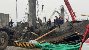 Строящийся ангар обрушился в Южно-Сахалинске. Трое человек находятся под завалами