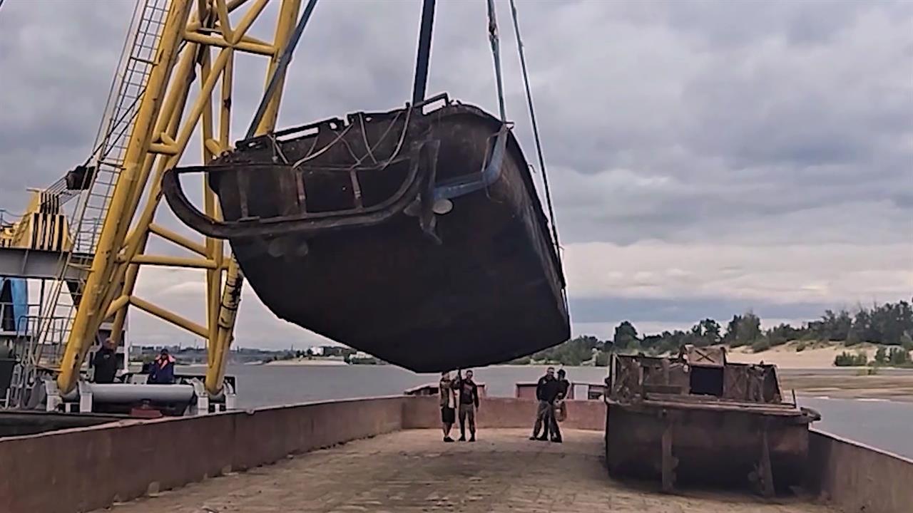 Поисковики подняли со дна Волги понтоны, затонувшие в разгар Сталинградской битвы.