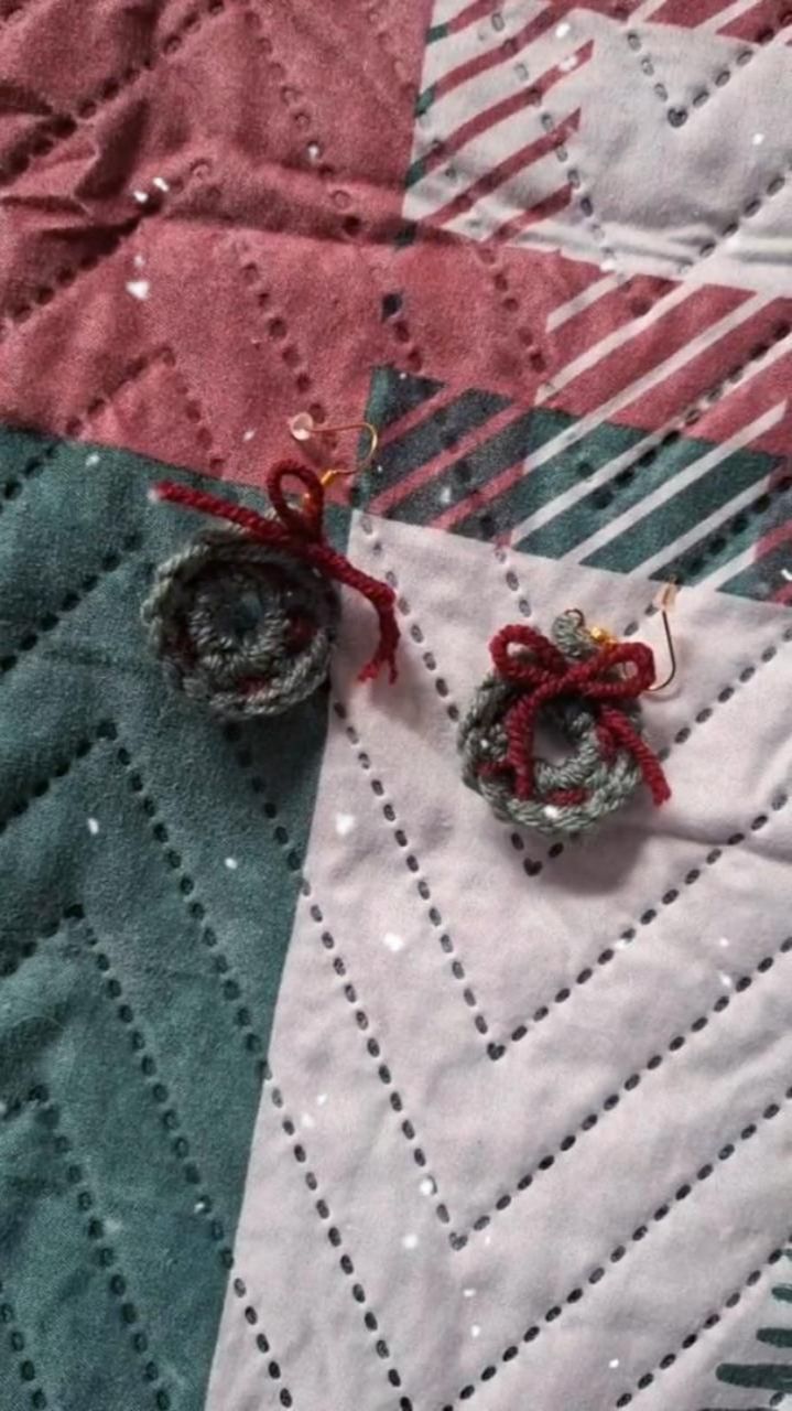 вязаные серьги рождественский венок