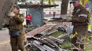В центре Керчи демонтируют остановочный павильон