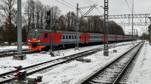 ЭД4М 0407, с поездом 6425 Санкт-Петербург Витебский - Оредеж, прибывает на станцию Павловск.