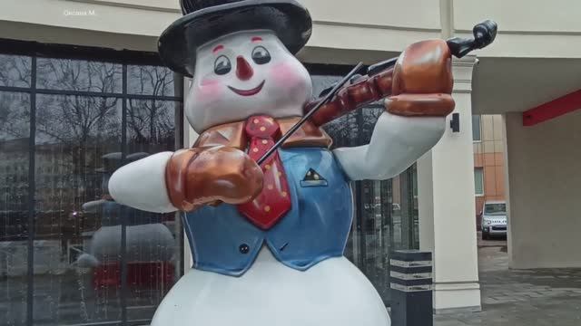 Снеговики-музыканты 28 ноября около бывшего кинотеатра Комсомолец в Южно-Сахалинске.mp4