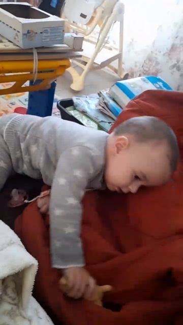 17 мес.9 дн.Не может залезть на диван.(31 дек.2023).mp4