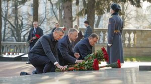 Губернатор и глава делегации из Минска возложили цветы к Вечному огню в Ставрополе