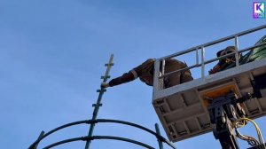 В Керчи продолжается установка самой главной новогодней красавицы - ёлки
