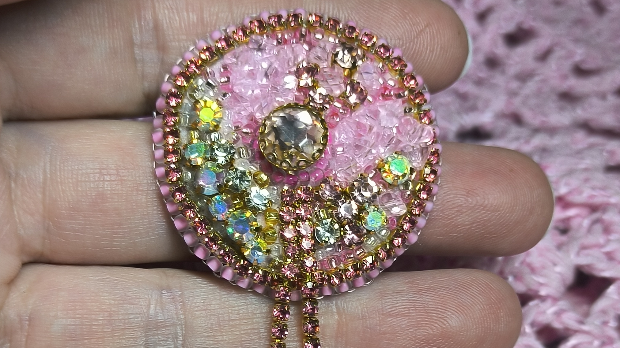 Брошь из бисера, бусин и страз