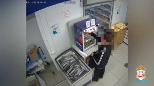 Задержанный в Саранске за кражу 36 банок красной икры вор распродал краденый деликатес на рынке