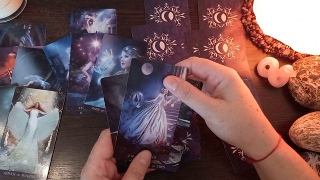 КАКИЕ ЧУВСТВА ЧЕЛОВЕК ДЕМОНСТРИРУЕТ И ЧТО НА САМОМ ДЕЛЕ ЧУВСТВУЕТ К ВАМ. ТАРО РАСКЛАД