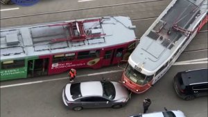 Трамвай врезался в автомобиль на противоположной стороне дороги