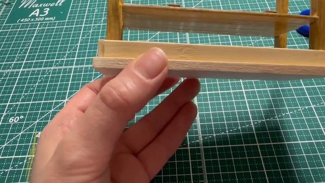 Миниатюрный стол для кукольной диорамы