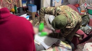 Военнослужащие ГрВ «Центр» помогают раненым мирным жителям