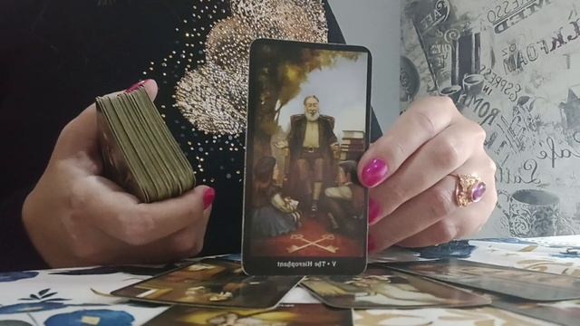 Стоит ли вышибать клин клином и идти в новые отношения? Расклад Таро смотреть онлайн