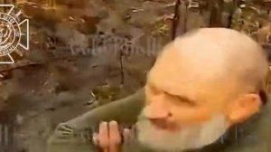 дед из ВСУ притворился пугалом.Ну или силу земли хотел получить .В общем версией очень м