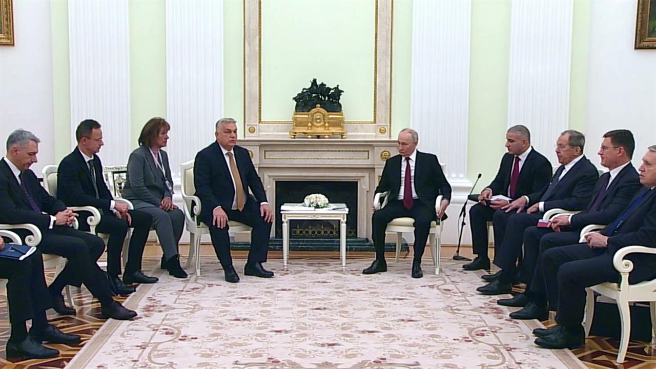 Владимир Путин в Кремле проводит переговоры с премьером Венгрии Виктором Орбаном.