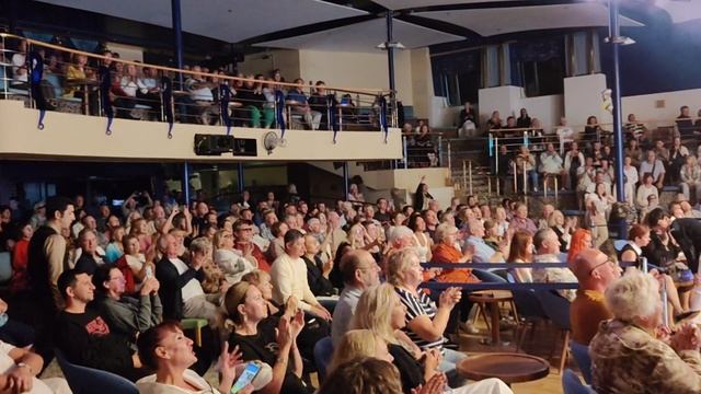 благодарные зрители на Astoria Grande