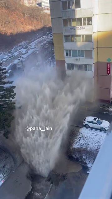 Новый фонтан на Горшкова открыли с таким напором, что его видно даже с Нагорного парк смотреть онлайн