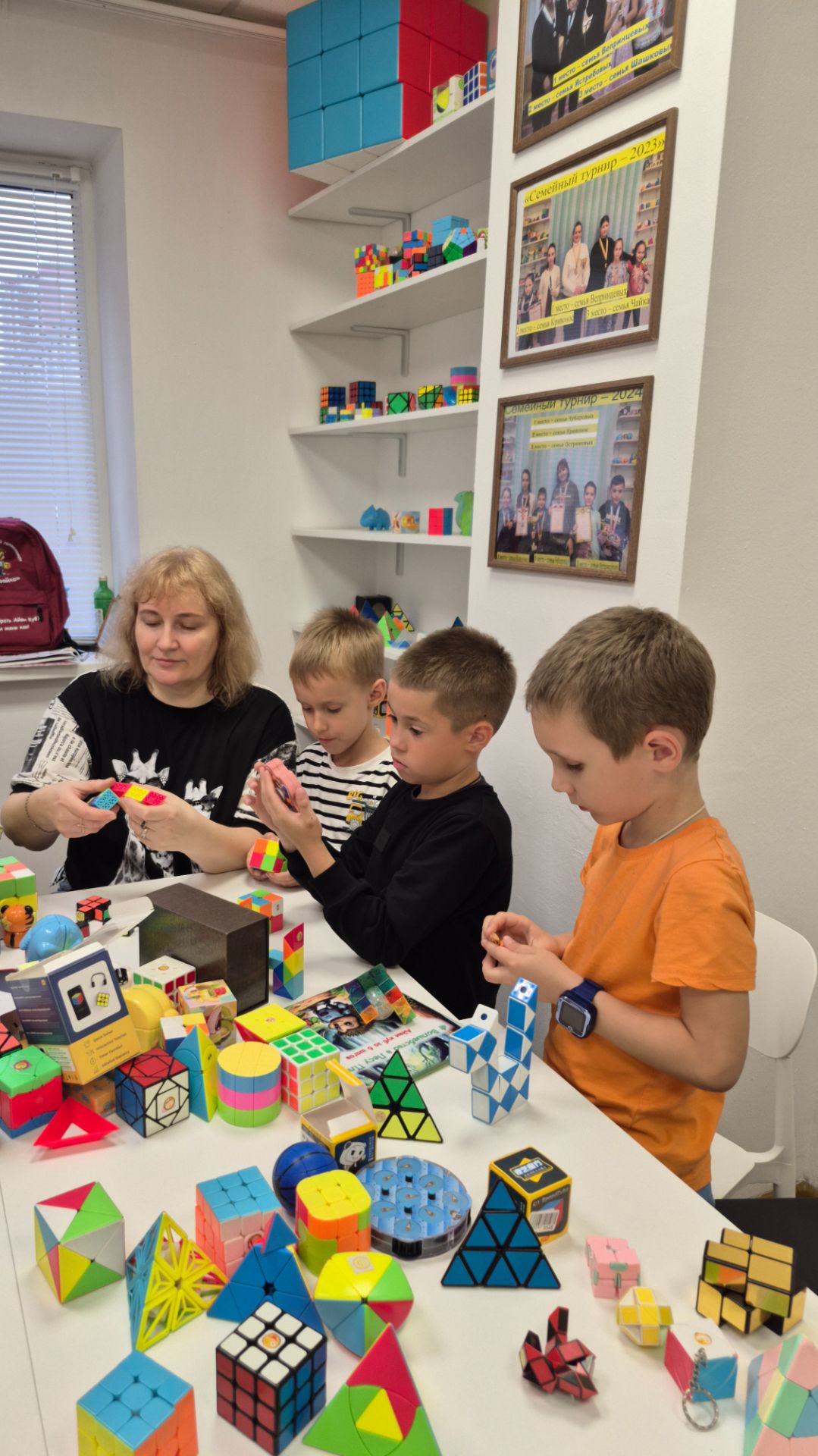 Занятие с группой "Профи" в клубе любителей головоломок "Собирайка"