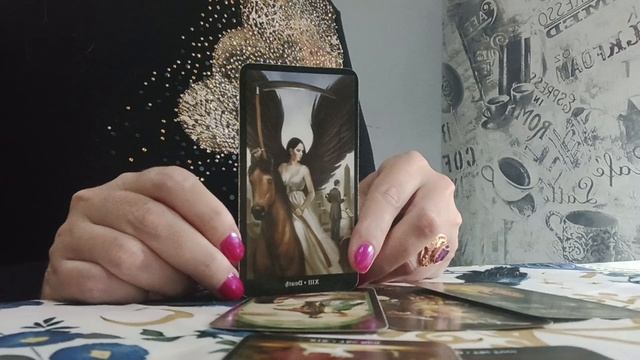 Почему он редко выходит на связь? Расклад Таро смотреть онлайн