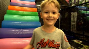 Макс и Рома катаются с горок развлечения для детей