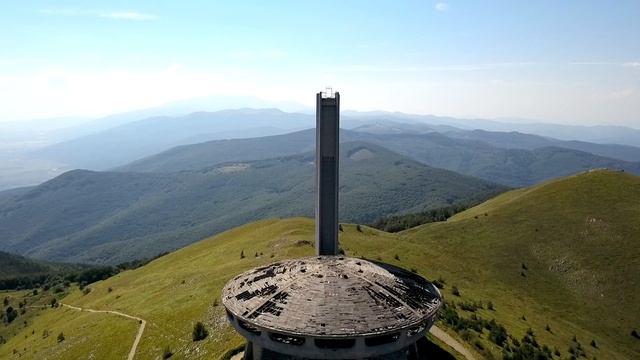 7.1. Путешествие 2017 Болгария. Бузлуджа. Загадочная заброшка - тарелка на горе