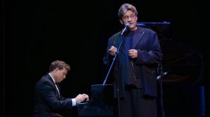 Вот ещё интересный ракурс снятого видео. Александр Домогаров на фестивале «КИНОВЕЧЕ». Песенка о жене