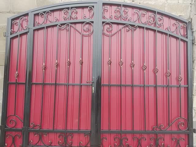 Ворота ковка + профнастил вишня внутри калитка M130PR.mp4