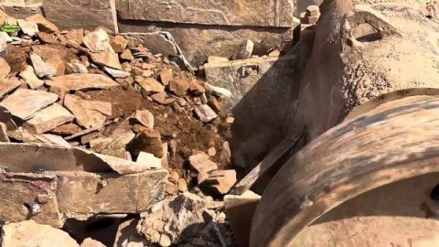 Строительство, дробление щебёнки