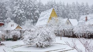 На Урале пошёл снег,а мы кашеварим на даче ,топим баньку