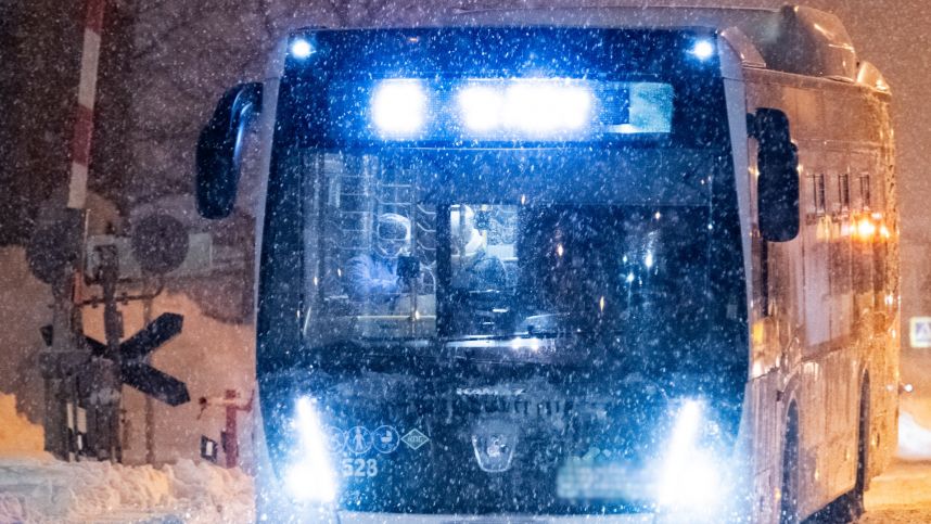 Укатился с горки: водитель автобуса в Новокузнецке спасла ребенка во время метели