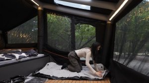 Кемпинг девушки с собачкой в крутой палатке с хорошим снаряжением.