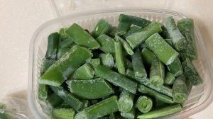 Замороженная фасоль и перец для овощного рагу.