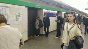 ст. метро Гостиный Двор, Ленинград (СПб), Зелёная Линия - интерьер, пассажиры, поезда