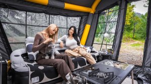 Роскошный кемпинг в шатер палатке под дождём. Бушкрафт