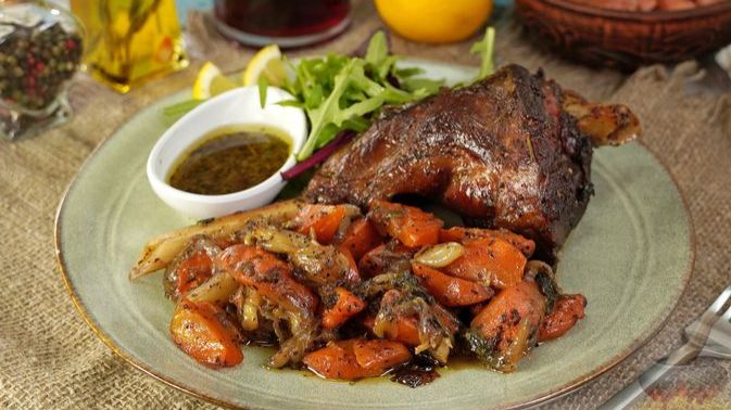 Гармония вкуса для праздничного повода. НОЖКА ЯГНЁНКА, ЗАПЕЧЁННАЯ С ОВОЩАМИ