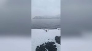 Берега Телецкого озера засыпало снегом в преддверии морозных дней