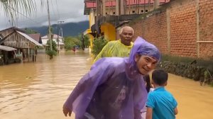 Жертвами наводнения в Индонезии стали восемьдесят четыре человека