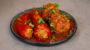 Фаршированные перцы с фрикадельками в соусе.